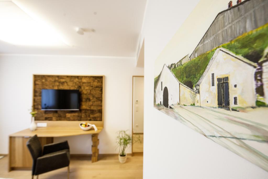 Gut Leithaberg Hotel Jois Exterior photo