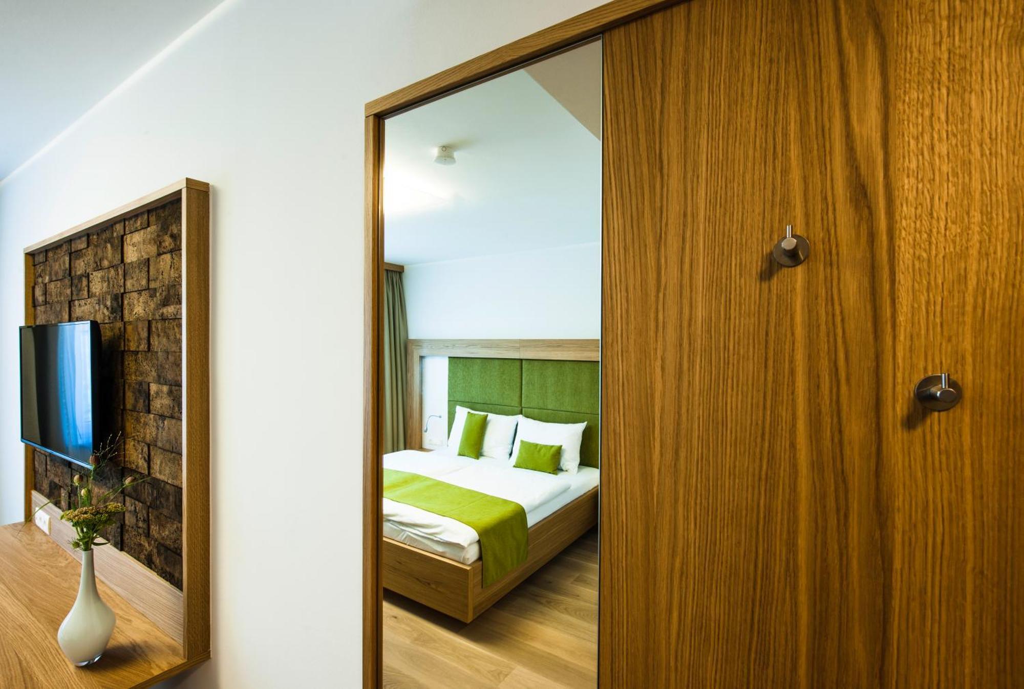 Gut Leithaberg Hotel Jois Exterior photo