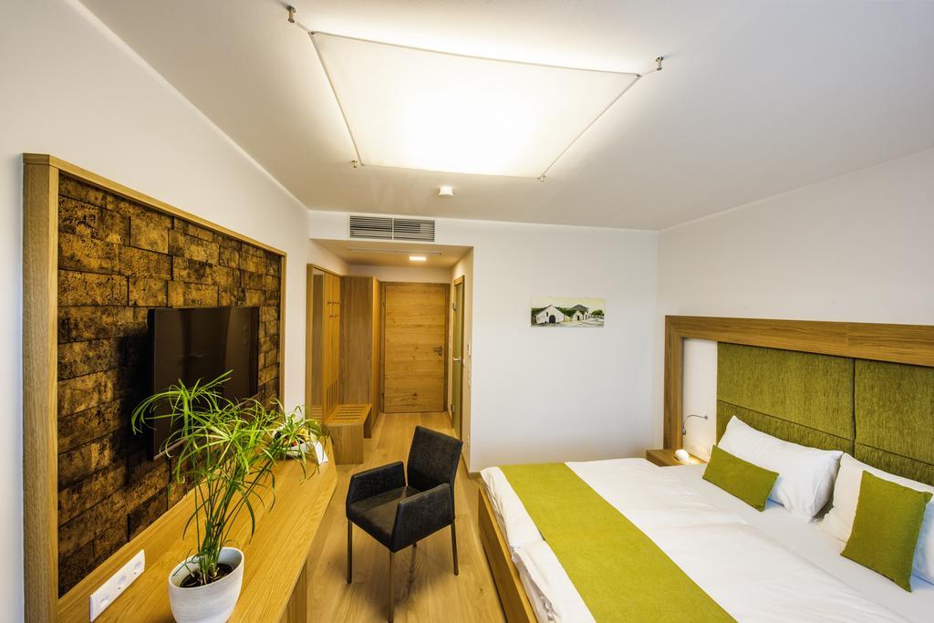 Gut Leithaberg Hotel Jois Exterior photo
