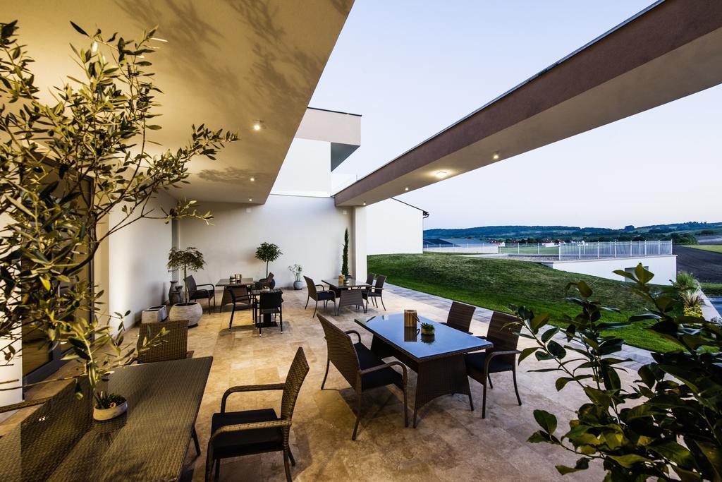 Gut Leithaberg Hotel Jois Exterior photo