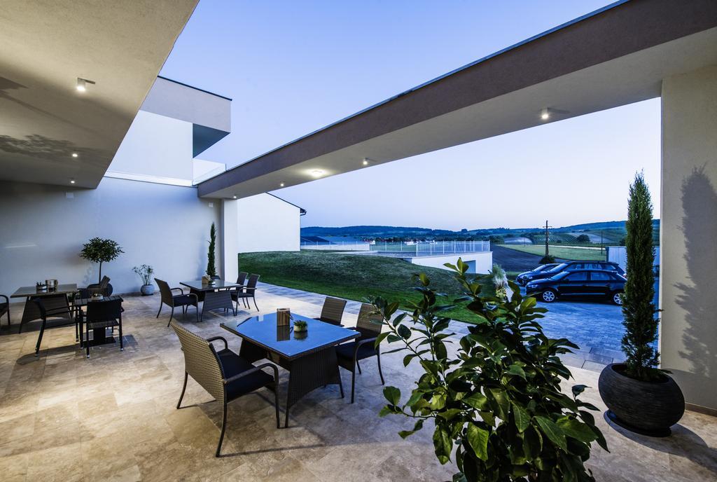 Gut Leithaberg Hotel Jois Exterior photo