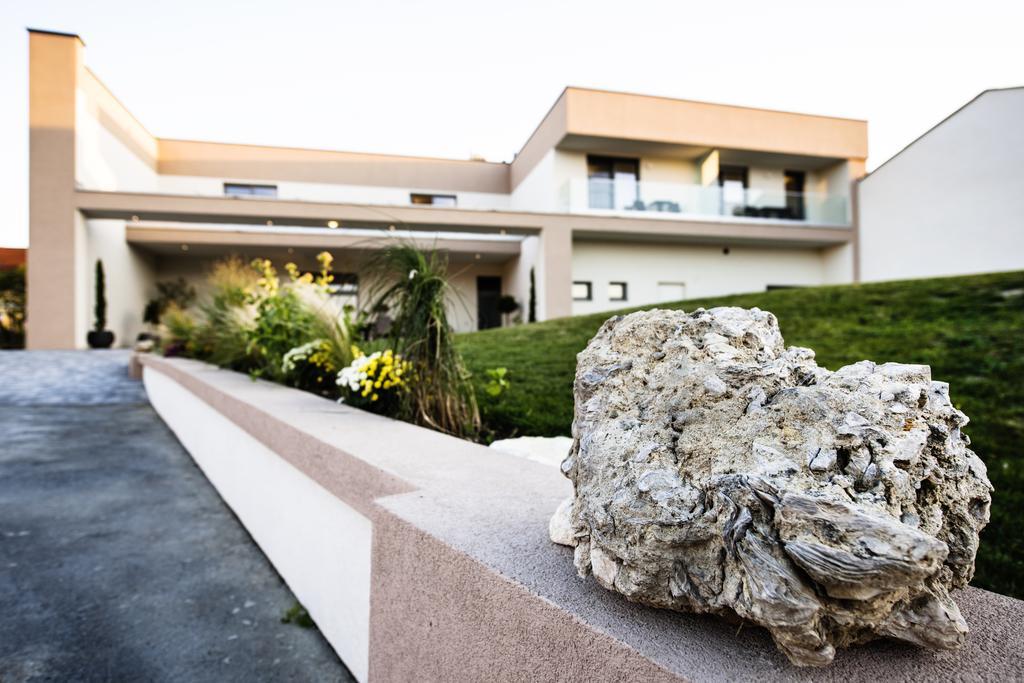 Gut Leithaberg Hotel Jois Exterior photo
