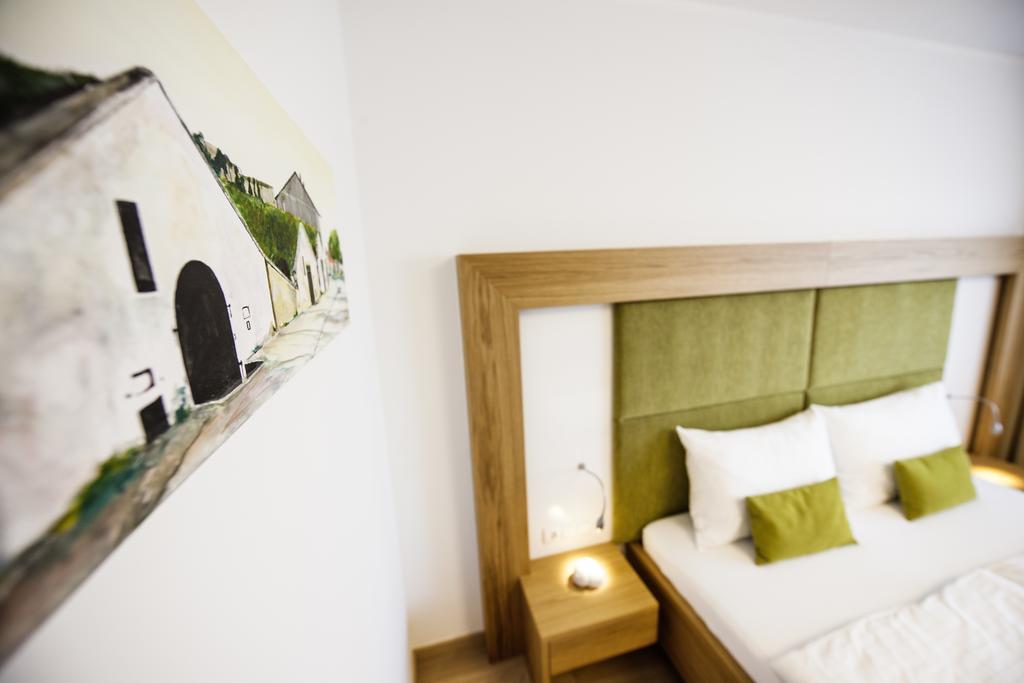 Gut Leithaberg Hotel Jois Exterior photo