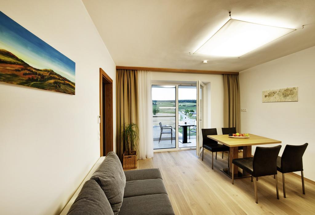 Gut Leithaberg Hotel Jois Exterior photo