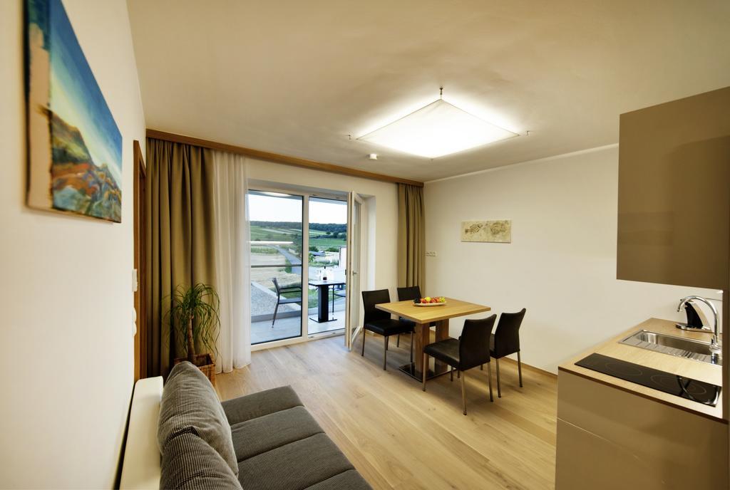 Gut Leithaberg Hotel Jois Exterior photo