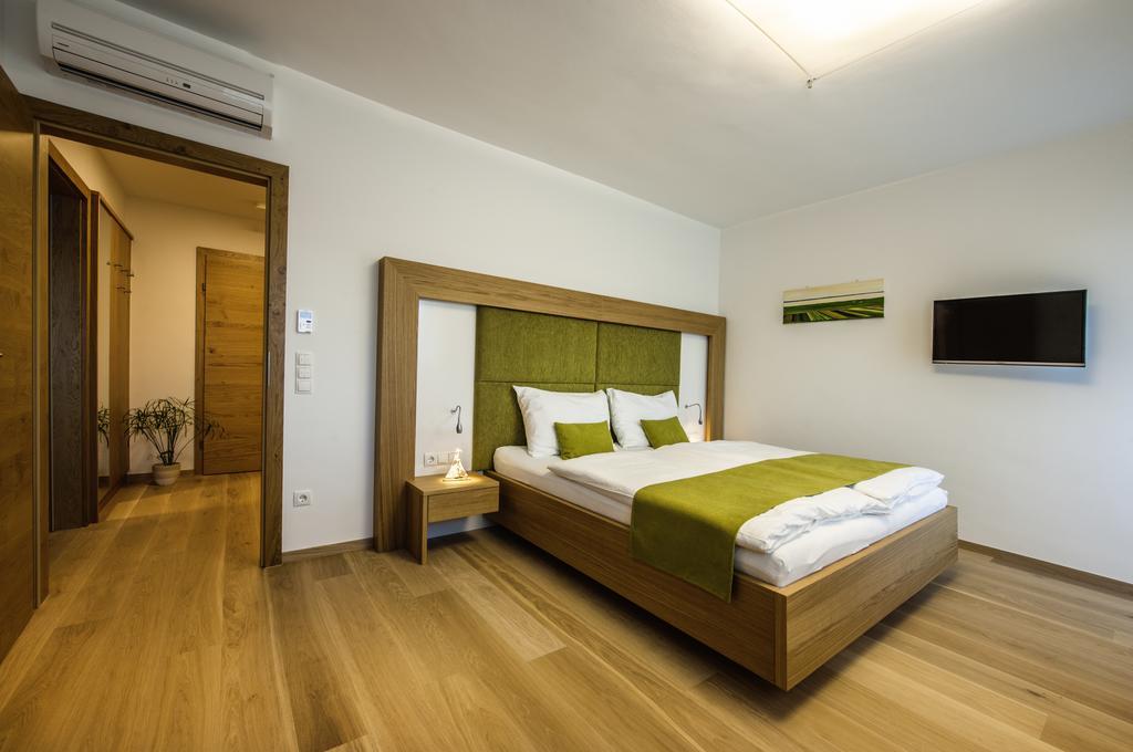 Gut Leithaberg Hotel Jois Exterior photo