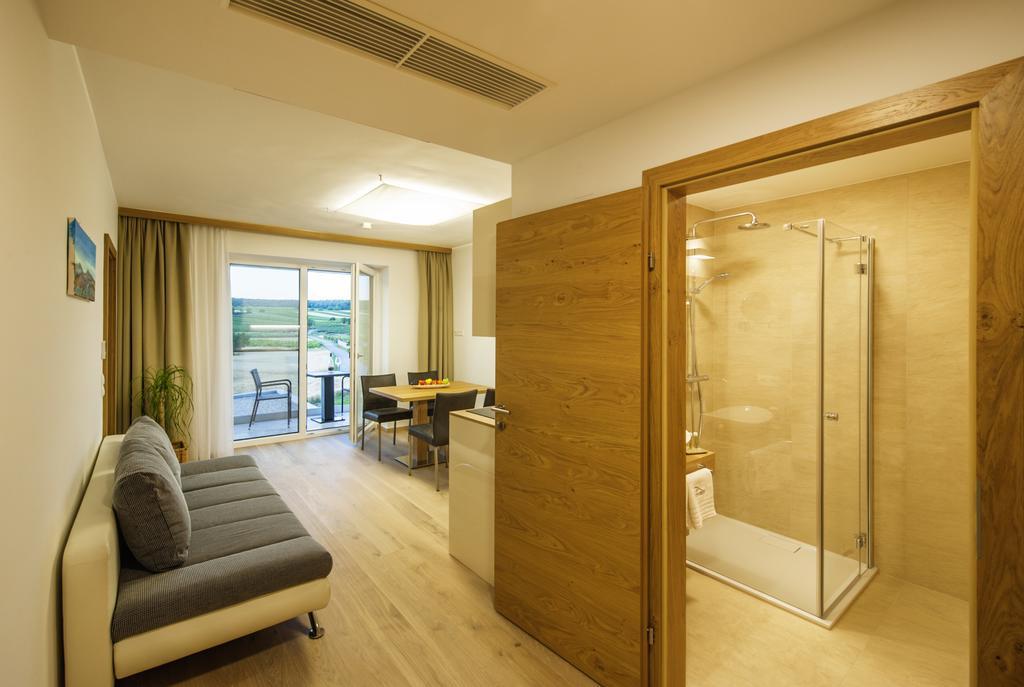 Gut Leithaberg Hotel Jois Exterior photo