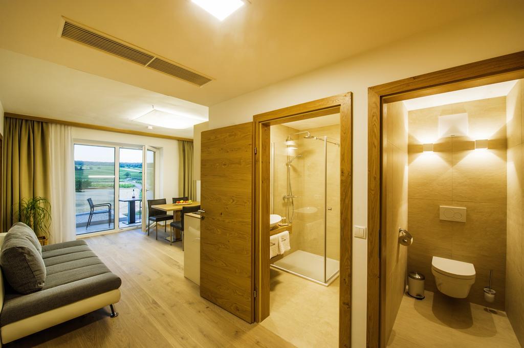 Gut Leithaberg Hotel Jois Exterior photo