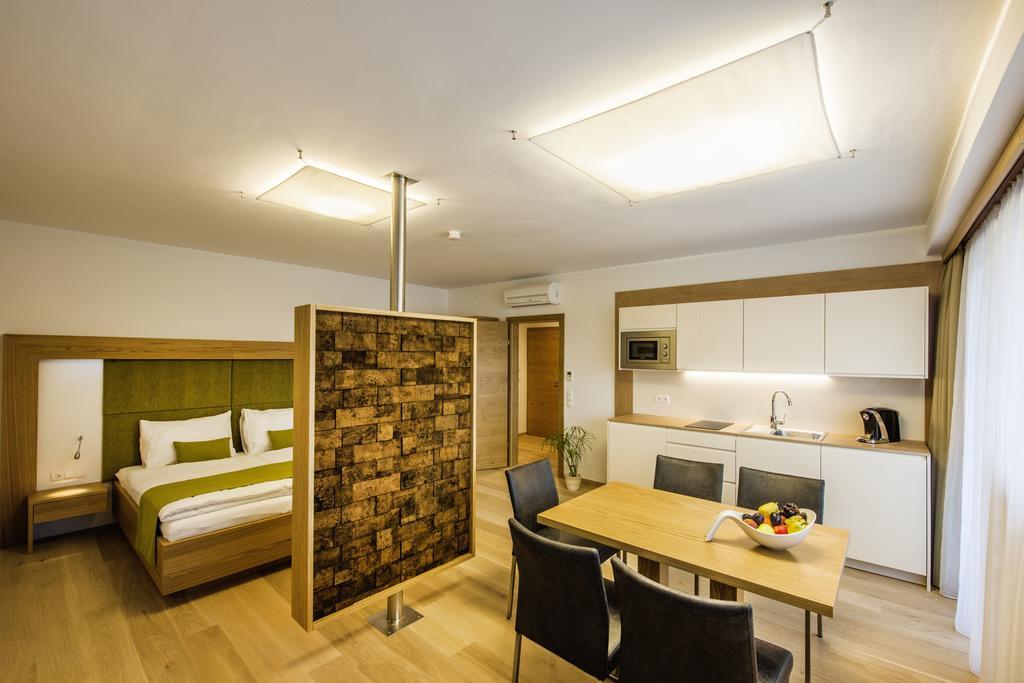 Gut Leithaberg Hotel Jois Exterior photo
