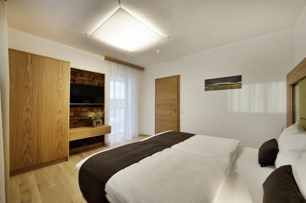 Gut Leithaberg Hotel Jois Exterior photo